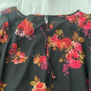 Women’s size 1X floral print dress.